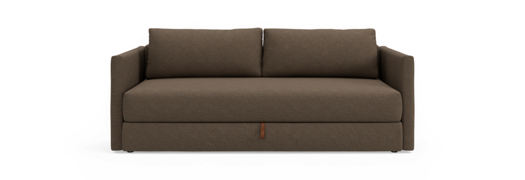 Brun 2-personers sofa med lige armlæn og to ryghynder, set forfra mod sort baggrund.