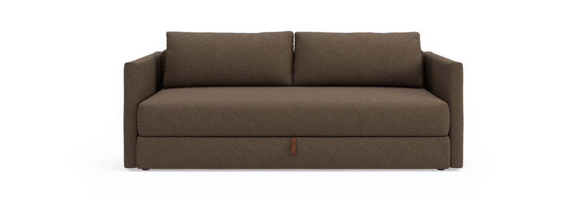 Brun 2-personers sofa med lige armlæn og to ryghynder, set forfra mod sort baggrund.