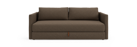 Brun 2-personers sofa med lige armlæn og to ryghynder, set forfra mod sort baggrund.