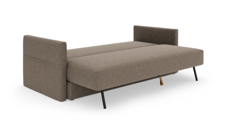 Beige sovesofa uden ryglæn, slået ud som seng med sorte ben, frilagt på hvid baggrund.