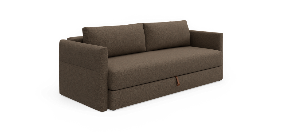 Brun stofsofa med lige armlæn, to ryghynder og en lille læderstrop på frontens base; frilagt mod hvid baggrund.
