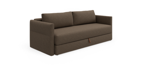 Brun stofsofa med lige armlæn, to ryghynder og en lille læderstrop på frontens base; frilagt mod hvid baggrund.