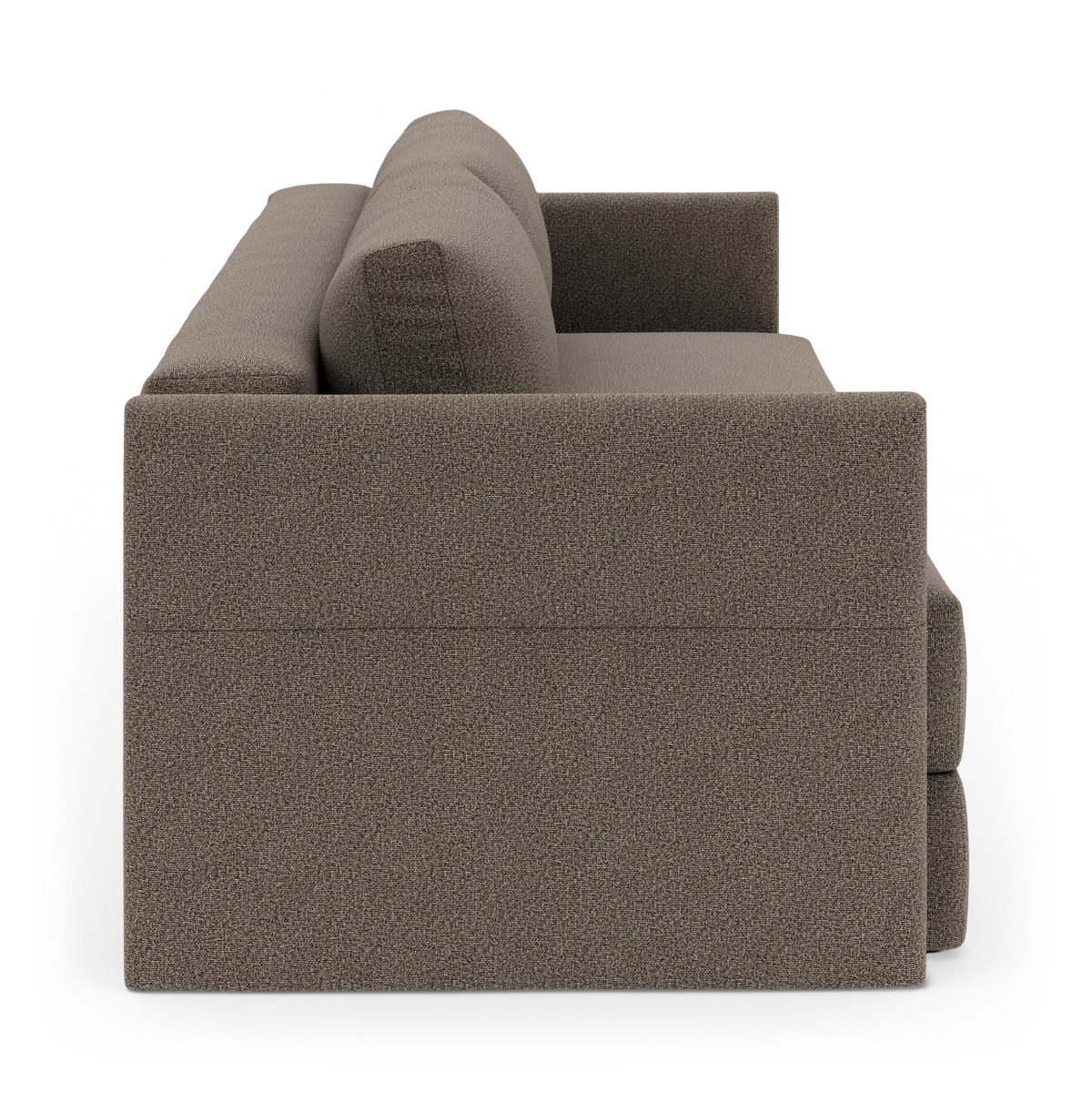 Brun tekstilsofa set fra siden med ryghynder og armlæn, frilagt på hvid baggrund.
