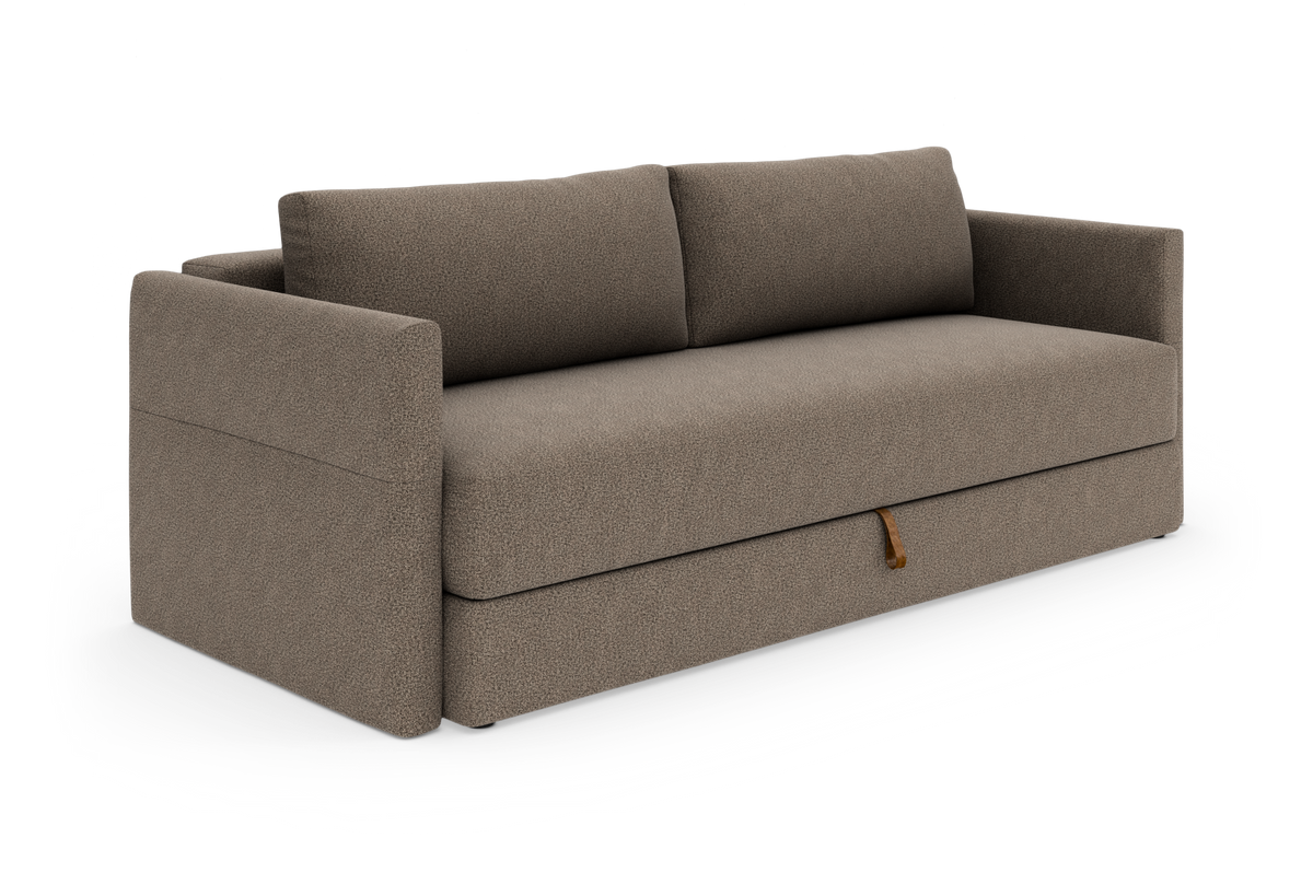 Brun‑beige 3‑personers sofa med lige armlæn, to ryghynder og en lille læderstrop på fronten, frilagt på hvid baggrund.