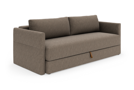 Brun‑beige 3‑personers sofa med lige armlæn, to ryghynder og en lille læderstrop på fronten, frilagt på hvid baggrund.