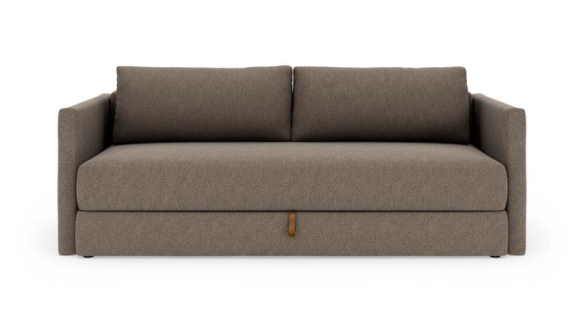 Brunbeige 3-personers sofa med lige armlæn, to ryghynder og en lille læderstrop midt på den nedre front, frilagt mod hvid baggrund.