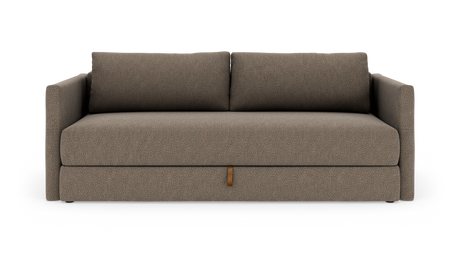 Brunbeige 3-personers sofa med lige armlæn, to ryghynder og en lille læderstrop midt på den nedre front, frilagt mod hvid baggrund.