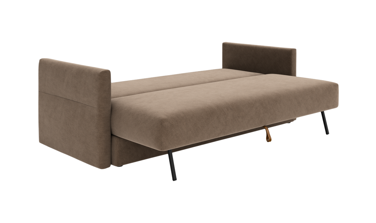 Brun sovesofa udfoldet til seng med stofbetræk og sorte metalben, frilagt på hvid baggrund.