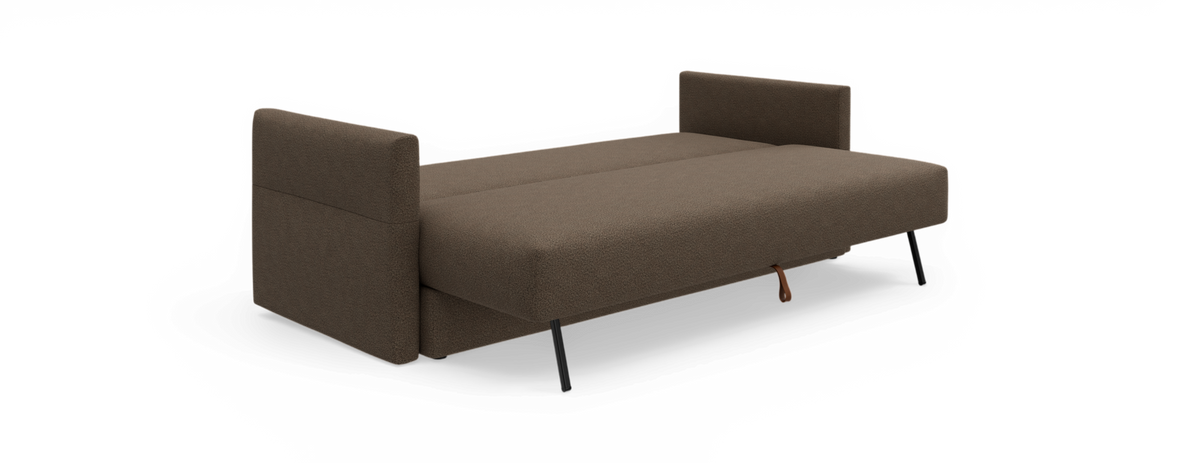 Brun sovesofa i udfoldet position med to armlæn og sorte, skrå ben.