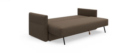 Brun sovesofa i udfoldet position med to armlæn og sorte, skrå ben.