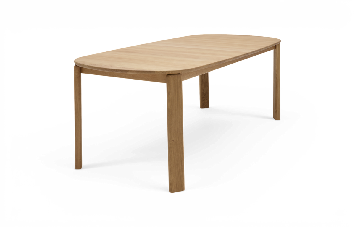 Minimalistisk rektangulært spisebord i eg med afrundede hjørner, frilagt på hvid baggrund.