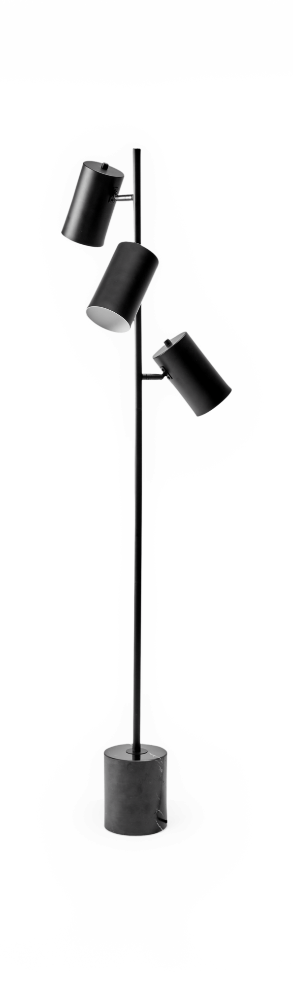 Sort gulvlampe med tre justerbare cylindriske spotlights på slank stang og cylindrisk fod.