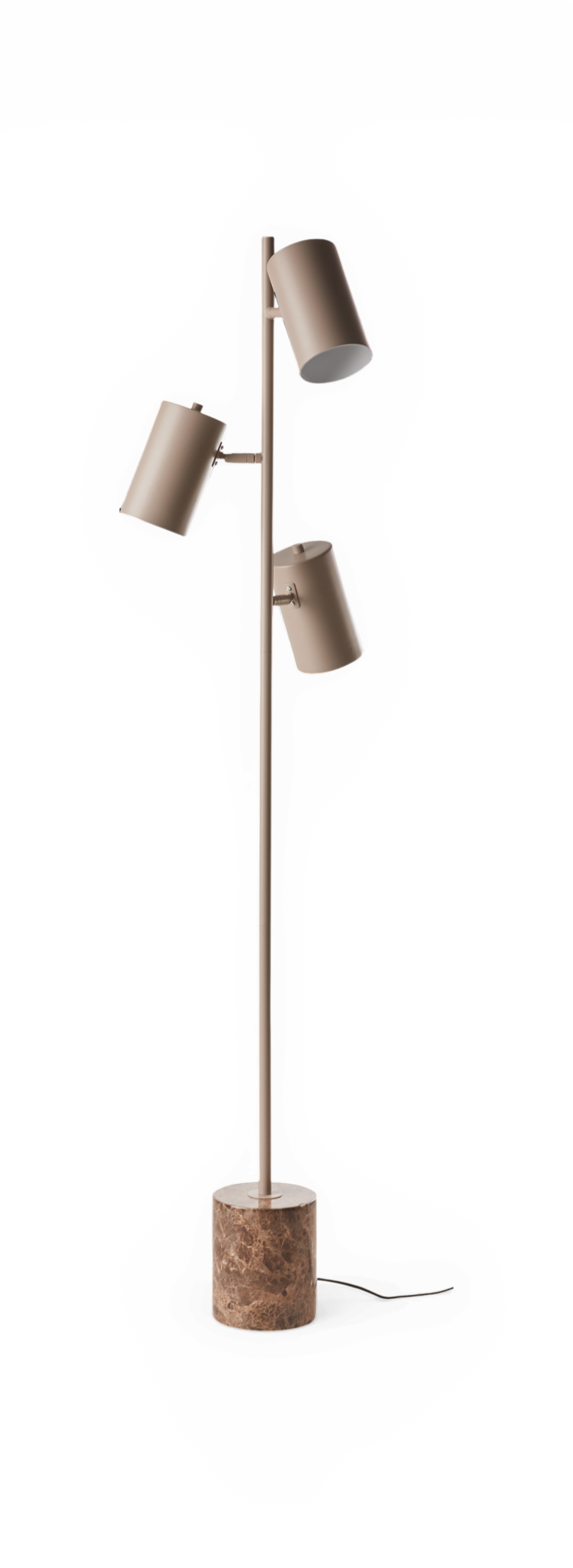 Gulvlampe med tre justerbare cylindriske skærme i beige, brun cylindrisk marmorfod og synlig ledning.