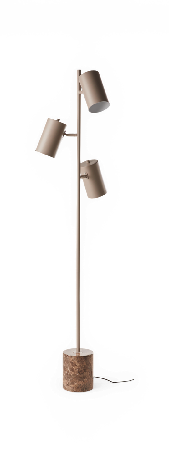 Gulvlampe med tre justerbare cylindriske skærme i beige, brun cylindrisk marmorfod og synlig ledning.
