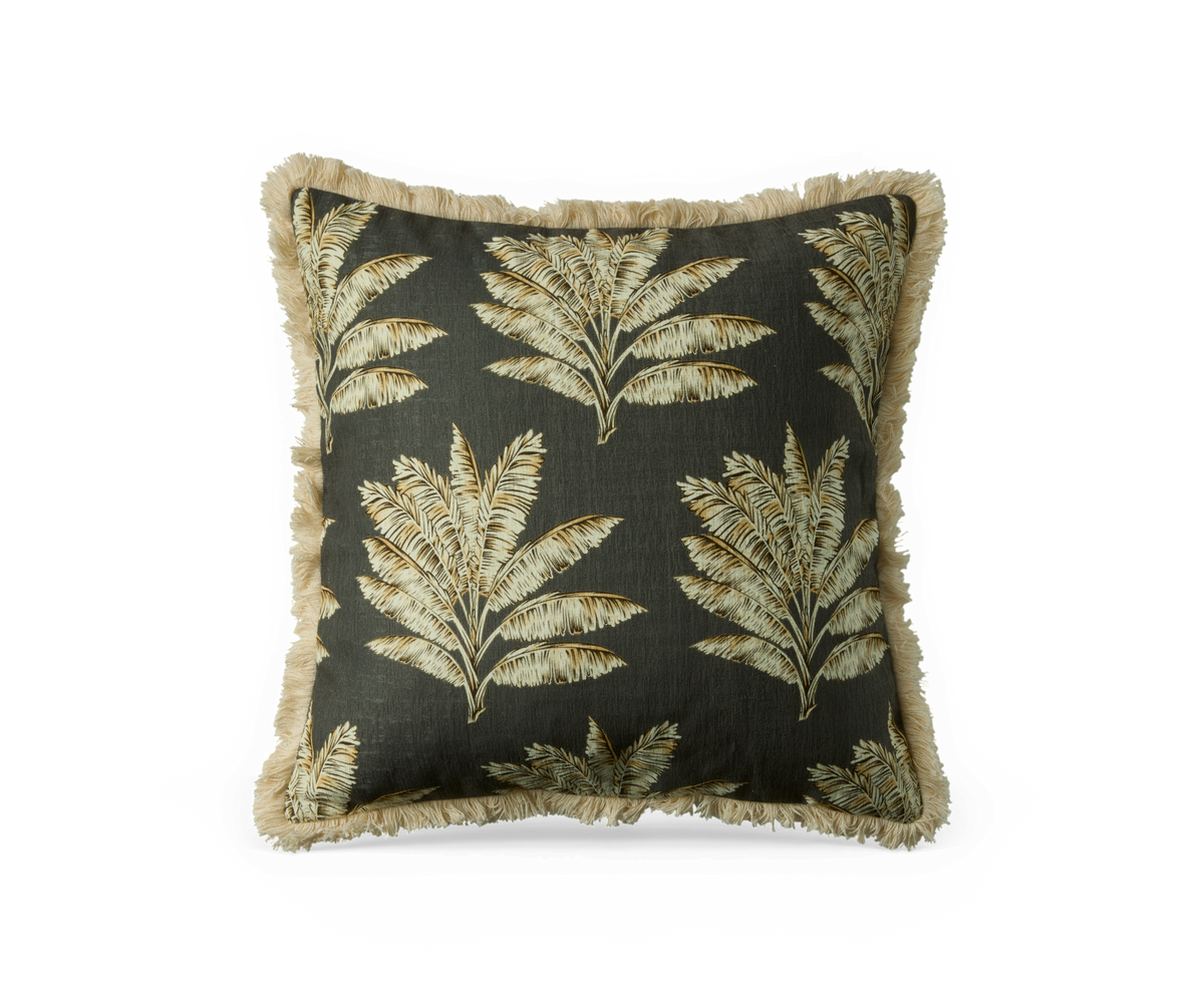 Kvadratisk pyntepude med mørkegrøn bund, beige palmebladsmønster og frynset kant.