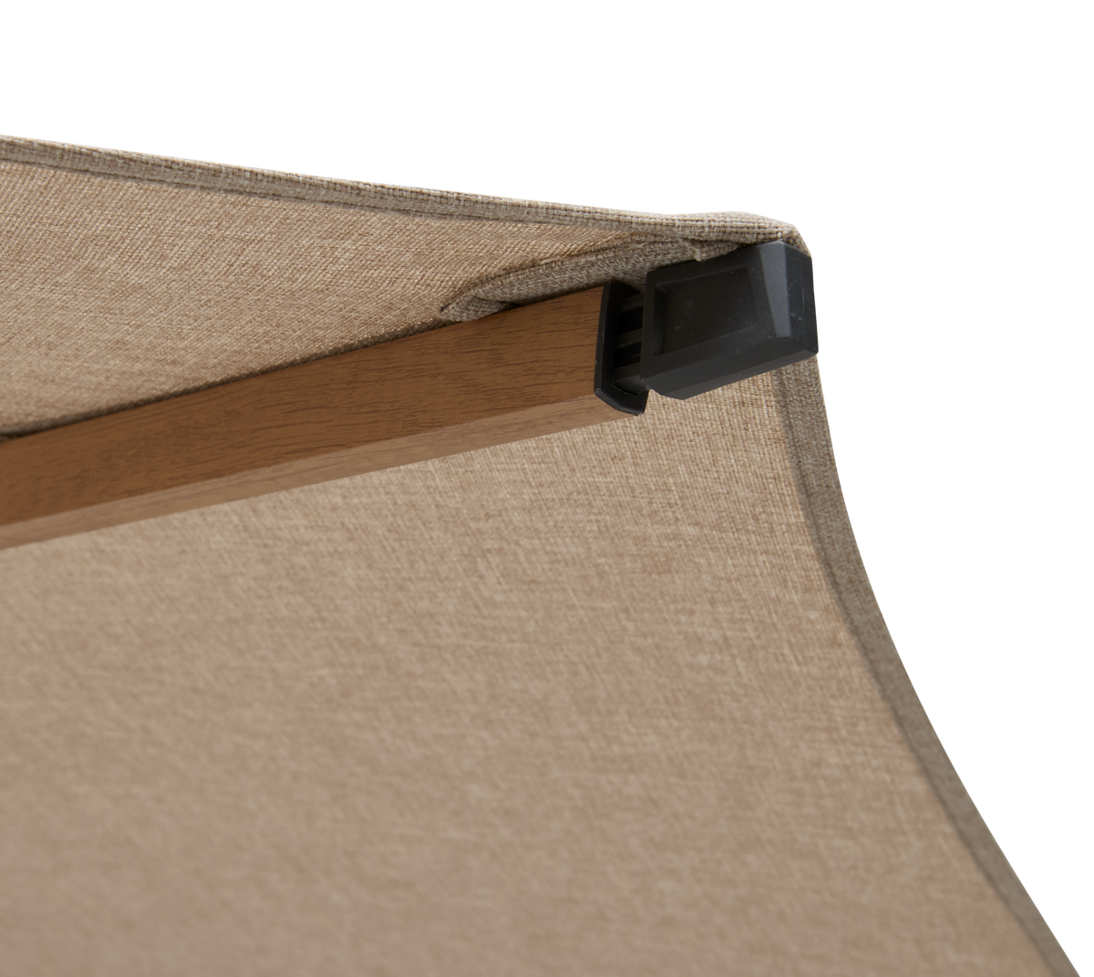 Nærbillede af beige tekstilskærm med træliste og sort plastbeslag.
