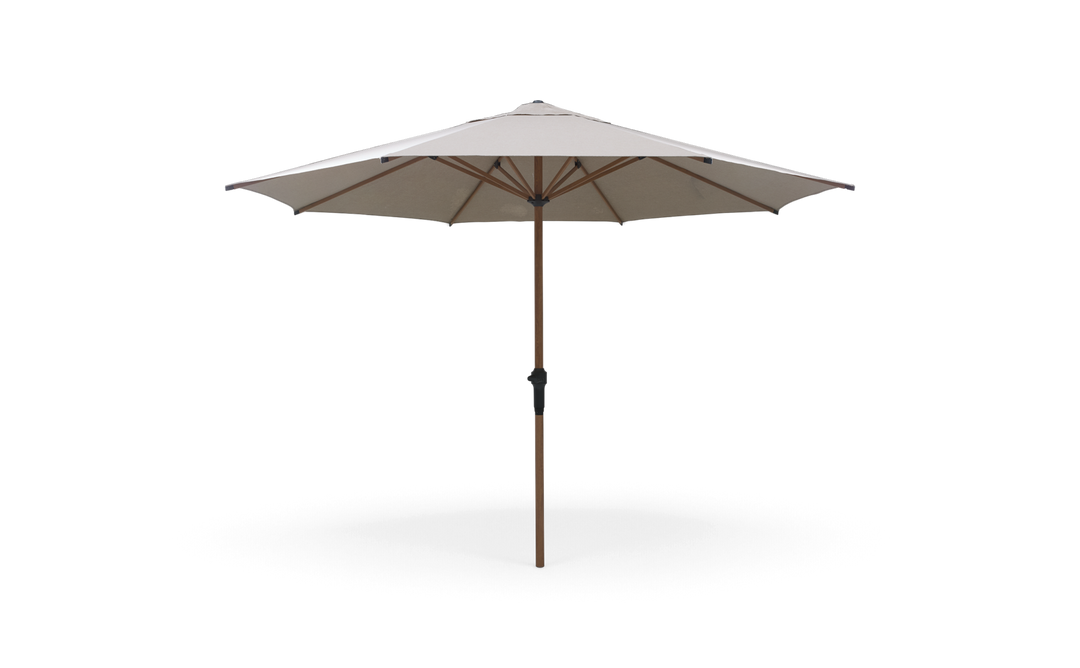 Beige parasol med træstang, centreret mod sort baggrund.
