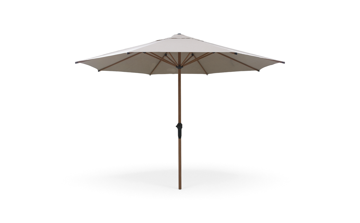 Beige parasol med træstang, centreret mod sort baggrund.