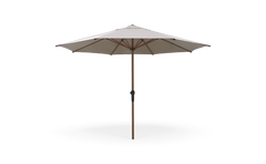Beige parasol med træstang, centreret mod sort baggrund.