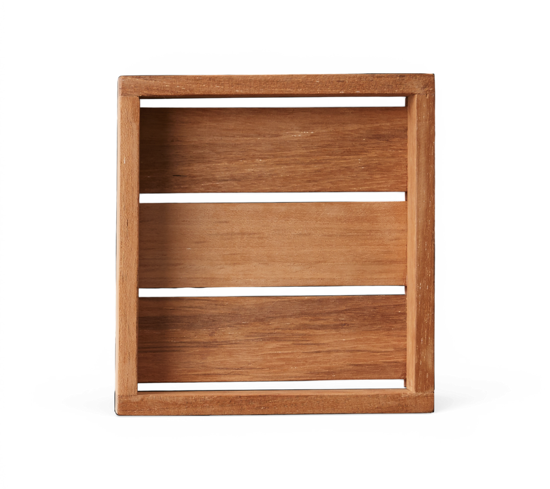 Rektangulær trækasse med tre vandrette lameller.
