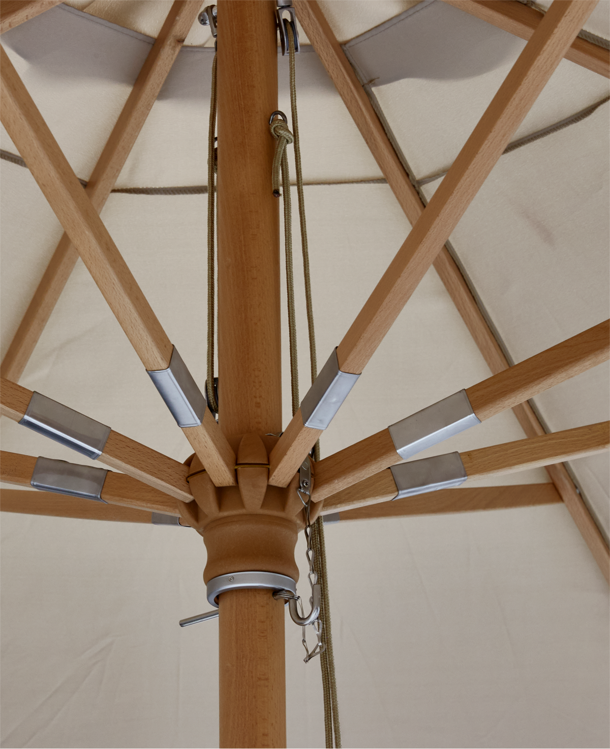 Detalje af træparasol – nav, eger og reb i close-up.