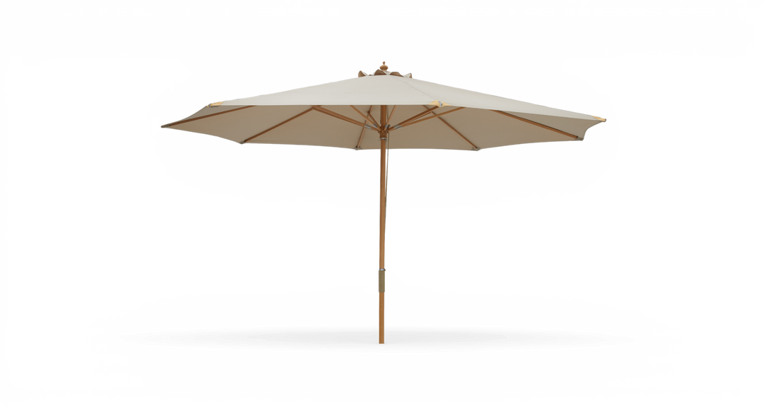 Beige parasol med træstang, frilagt på hvid baggrund.