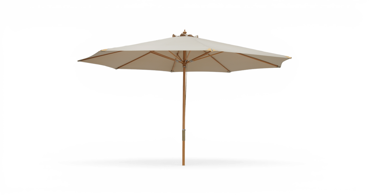 Beige parasol med træstang, frilagt på hvid baggrund.