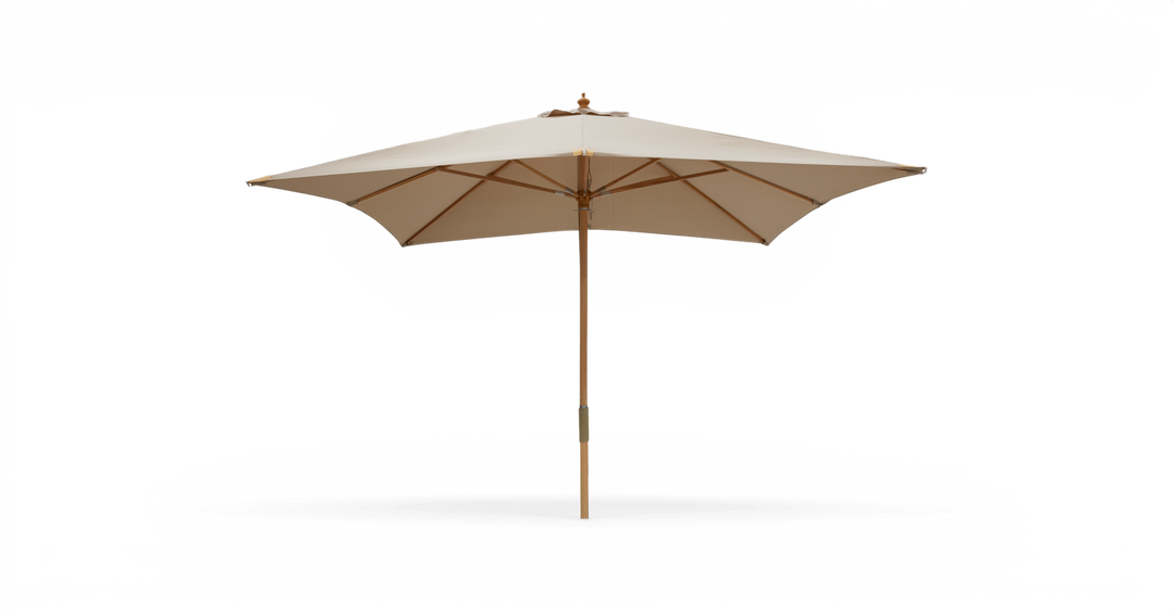 Beige haveparasol med træstang, frontvisning på frilagt baggrund.