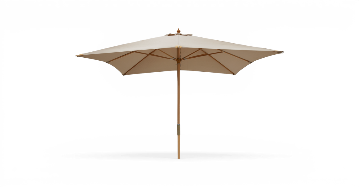 Beige haveparasol med træstang, frontvisning på frilagt baggrund.