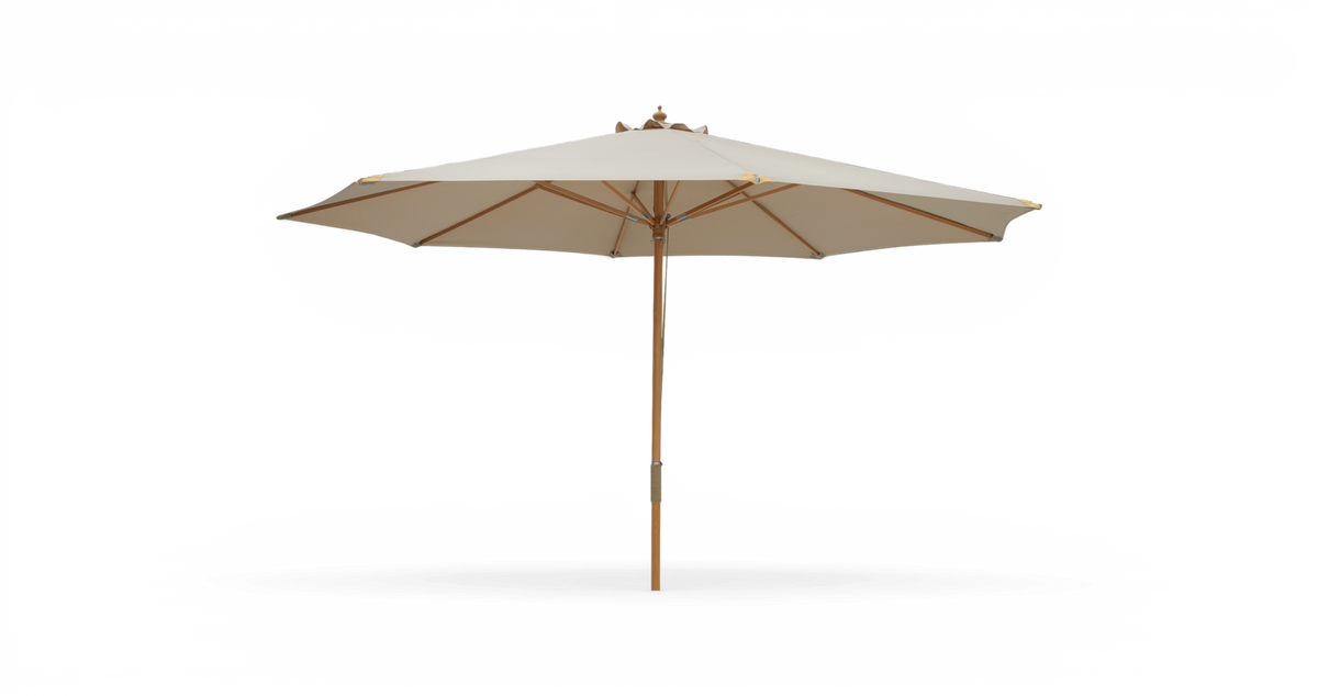 Beige parasol til udendørs brug med træstang, frilagt på sort baggrund.