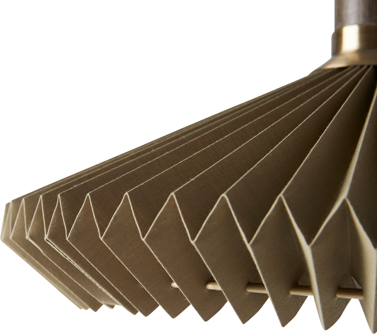 Nærbillede af en foldet lampeskærm i origamistil, beige/brun med messingsdetalje.