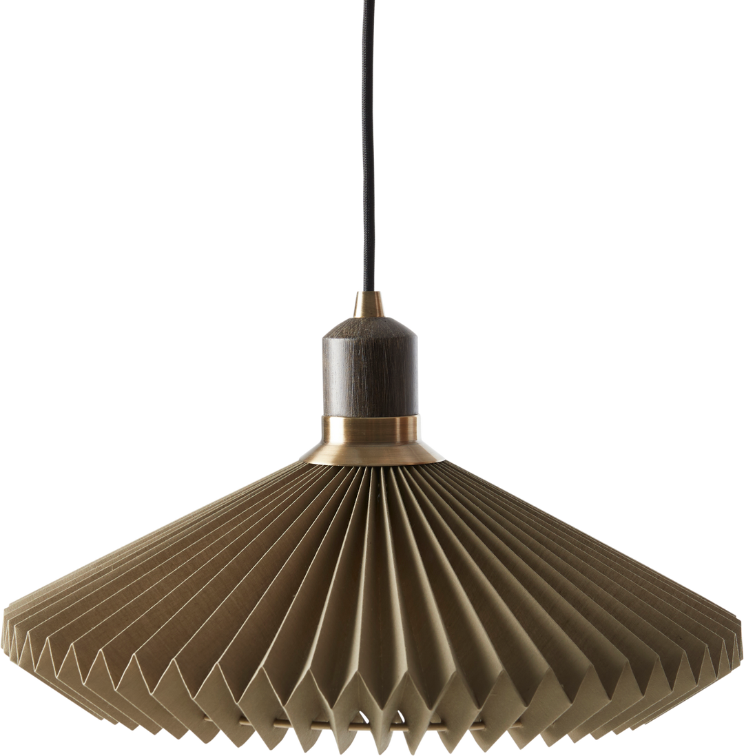 Plisseret pendellampe i beige med træ- og messingdetaljer og konisk skærm.