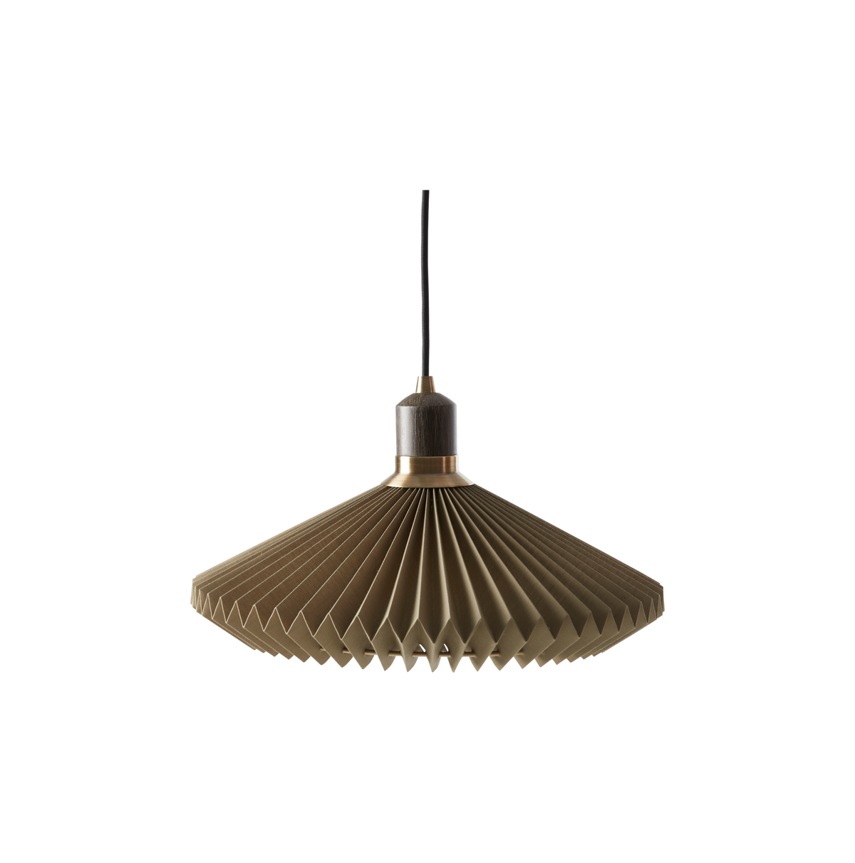 Plisseret pendellampe i beige/brun tone med sort ledning på hvid baggrund.