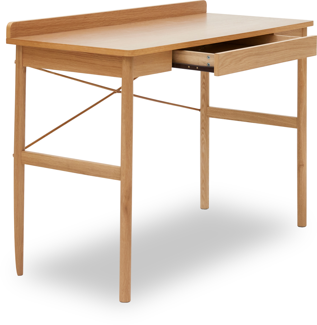 Skrivebord i lys eg med slanke koniske ben, bagkant og en åben skuffe.