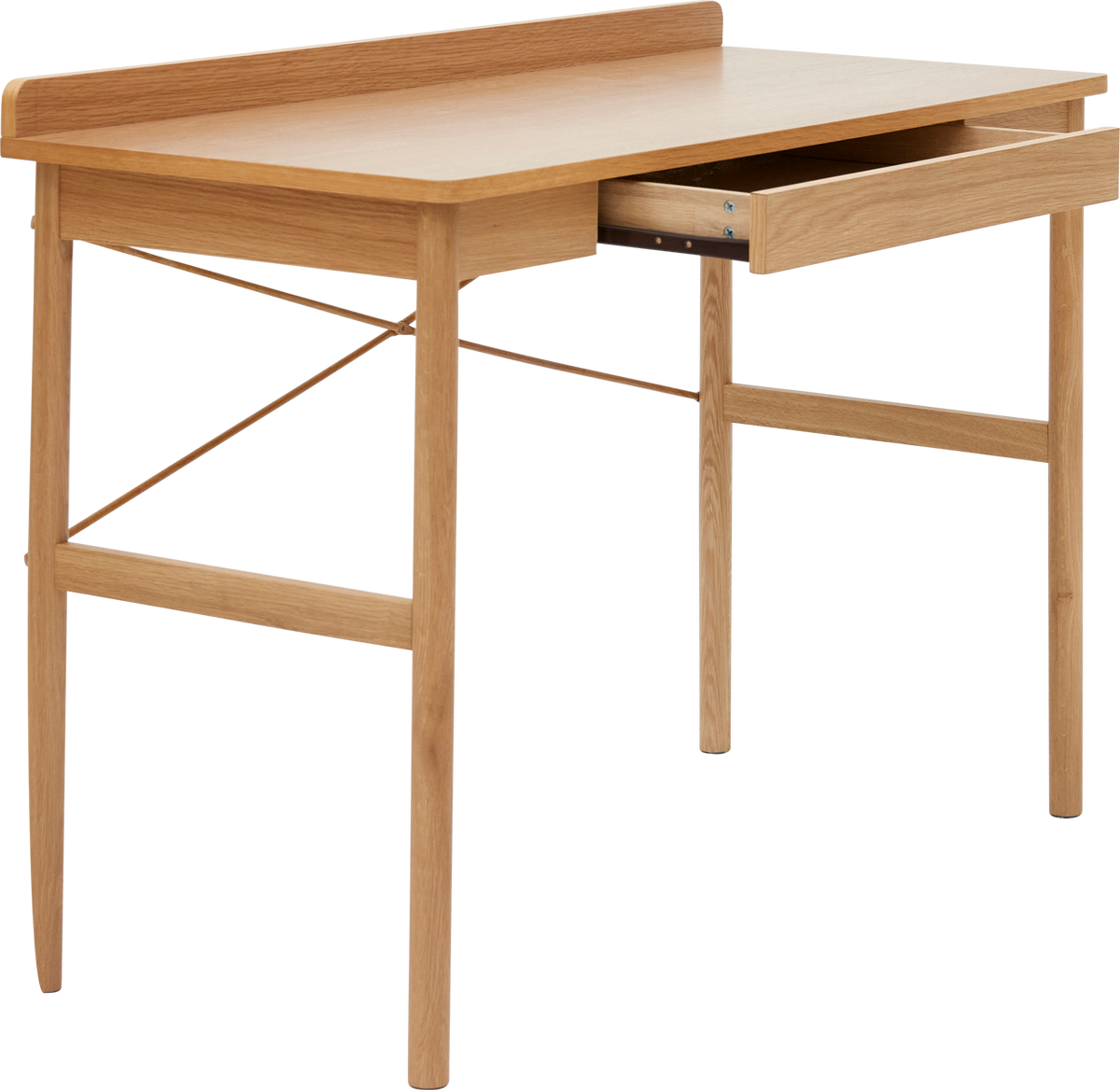 Skrivebord i lys eg med forhøjet bagkant og åben skuffe, frilagt produktbillede.