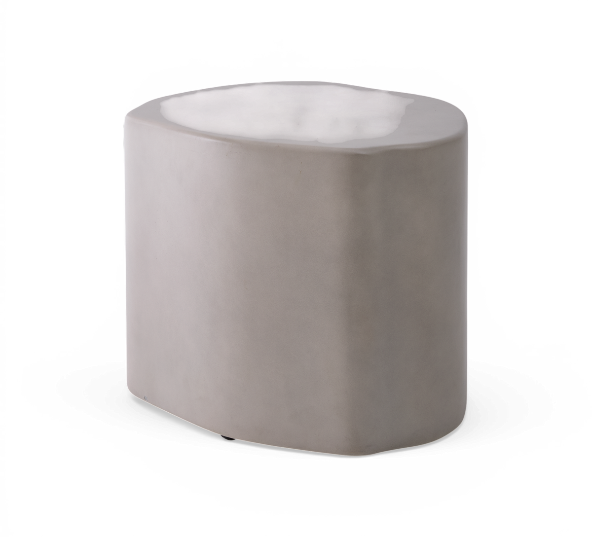 Organisk formet gråt sidebord/taburet i beton med bløde kanter.