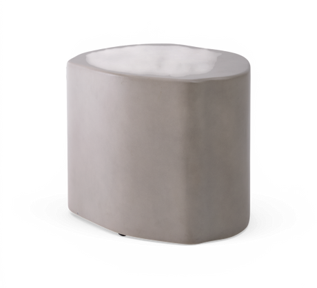 Organisk formet gråt sidebord/taburet i beton med bløde kanter.