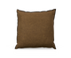 Brun kvadratisk pyntepude i linned/bomuldsstof, frilagt mod transparent baggrund.