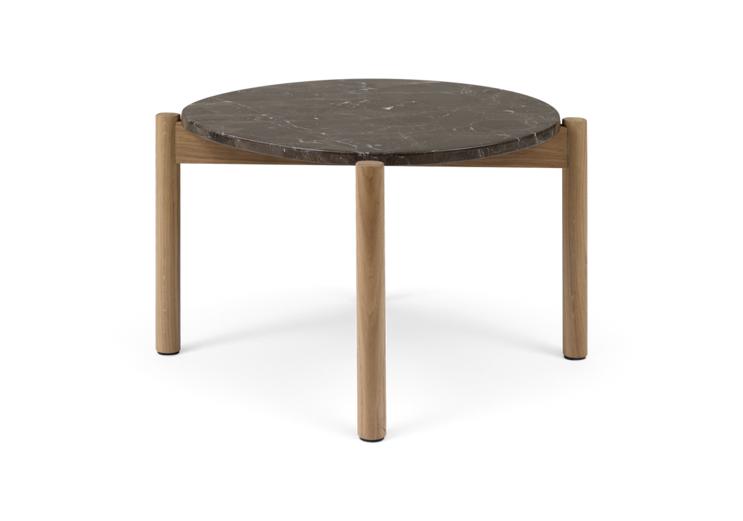Rundt sidebord med mørk marmorplade og lyse egetræben, fritlagt produktbillede.
