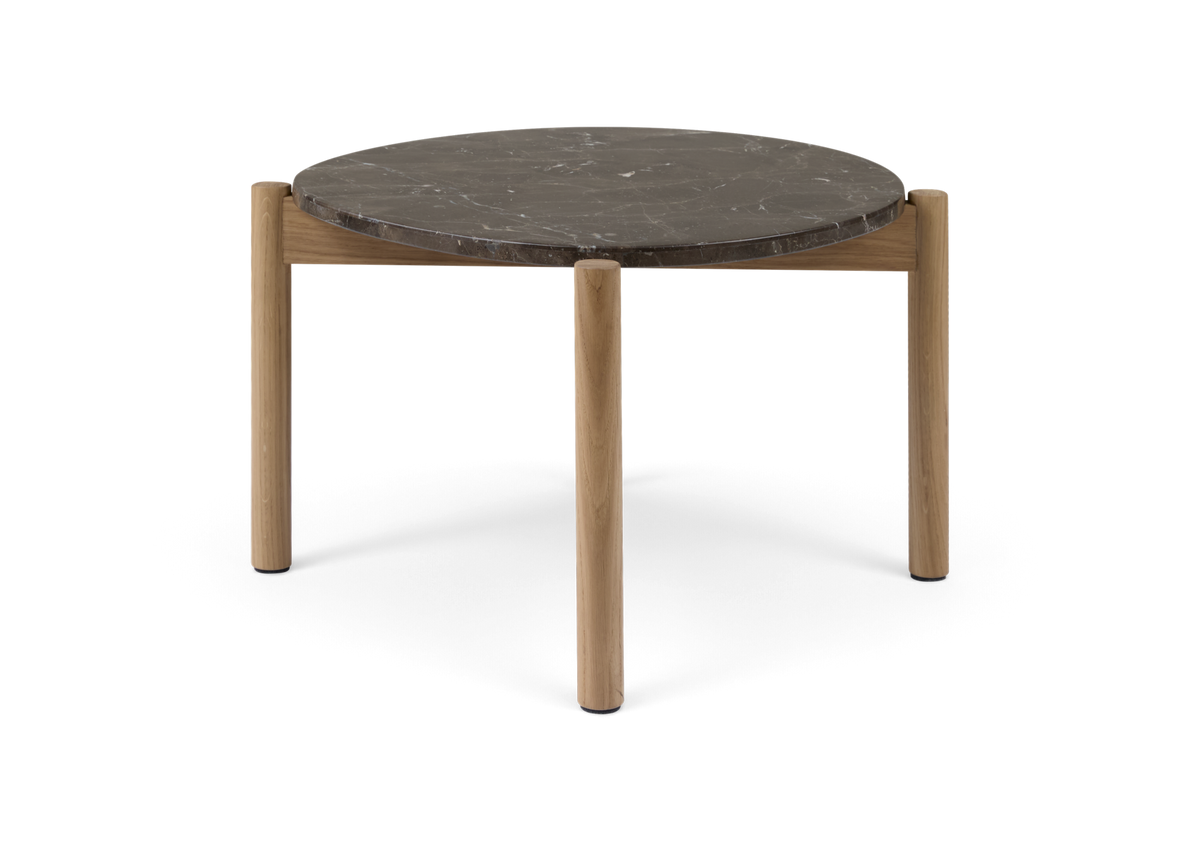 Rundt sidebord med mørk marmorplade og lyse egetræben, fritlagt produktbillede.