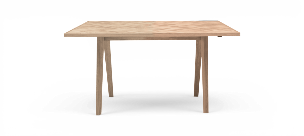 Kvadratisk spisebord i lyst egetræ med sildebensmønstret bordplade og slanke, koniske ben.