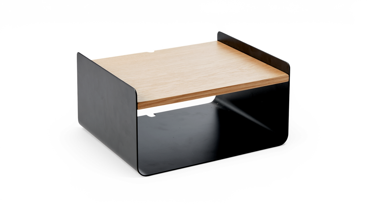 Lavt rektangulært sidebord/sofabord med lys træplade og sorte bøjede metalender.