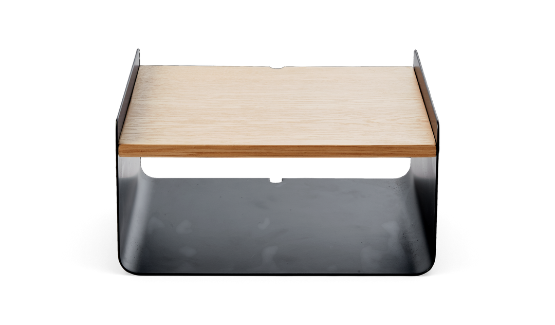 Lavt sidebord/bænk i træ og metal med lys træplade og buet grå metalbase, fotograferet lige forfra mod hvid baggrund.