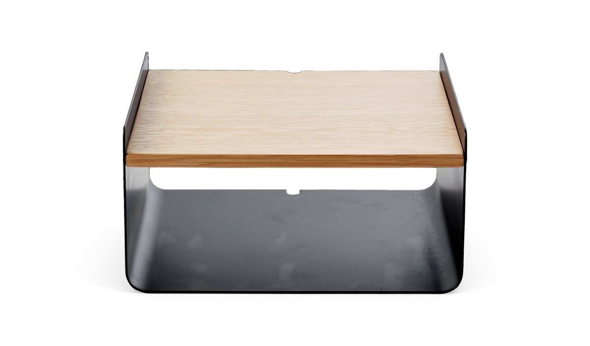 Lavt sidebord/bænk i træ og metal med lys træplade og buet grå metalbase, fotograferet lige forfra mod hvid baggrund.