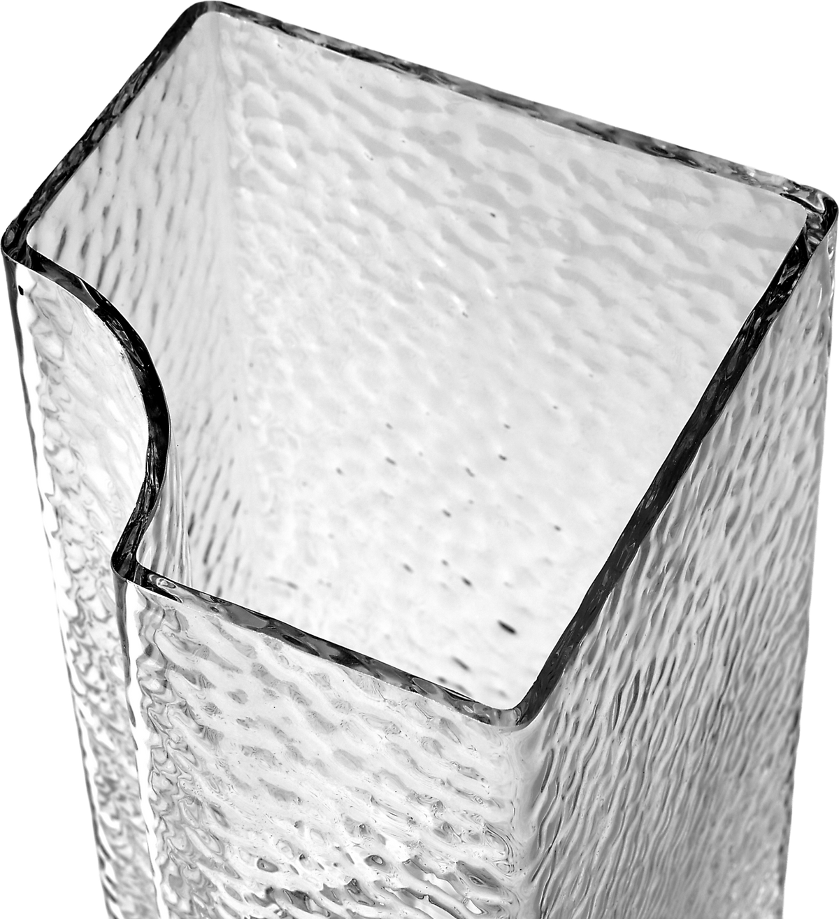 Rektangulær vase i klart, struktureret glas med asymmetrisk åbning, fritlagt mod hvid baggrund.
