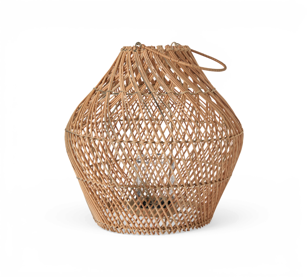 Flettet rattanlanterne med glasindsats og bærehåndtag.