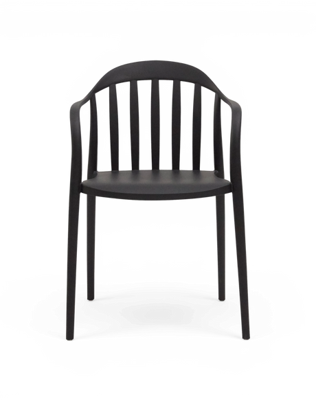 Sort moderne stol med rundet ryglæn og lodrette lameller, set forfra.