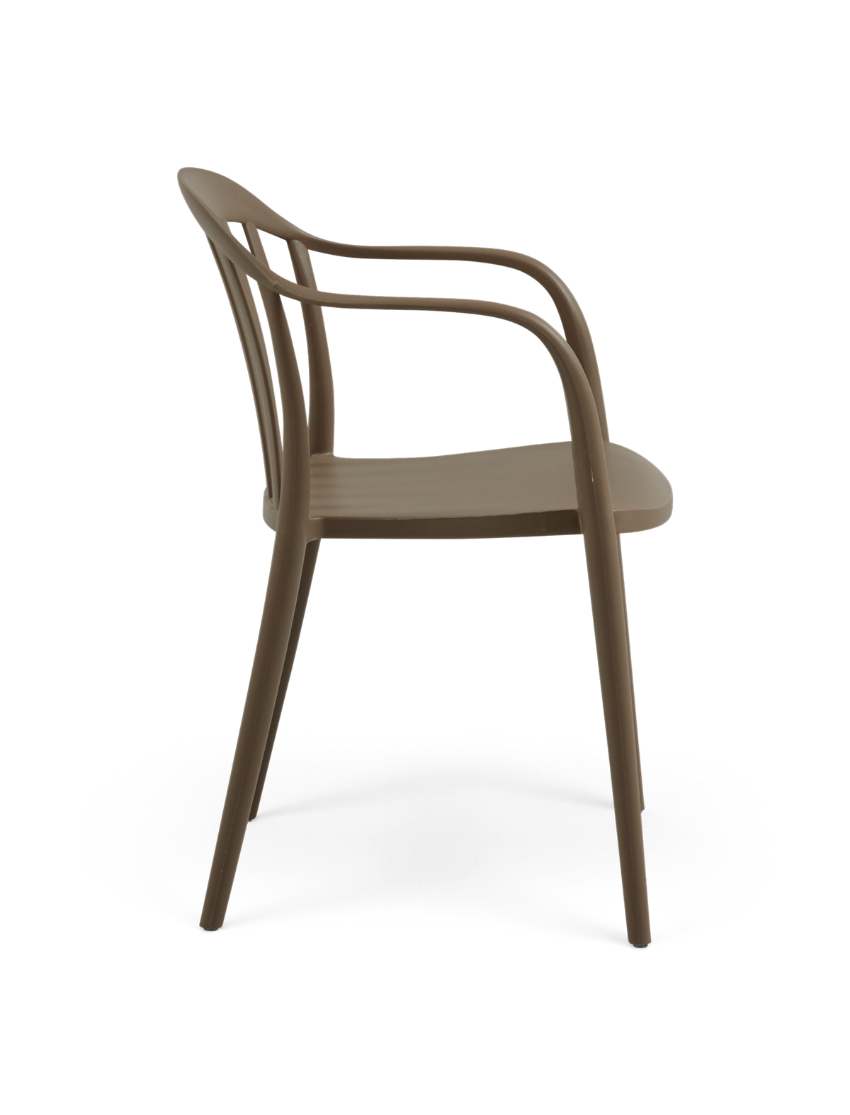 Beigebrun moderne stol med armlæn set fra siden, frilagt på transparent baggrund.