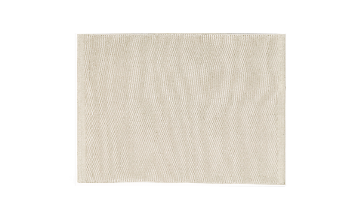 Beige stofserviet foldet som en firkant på hvid baggrund.