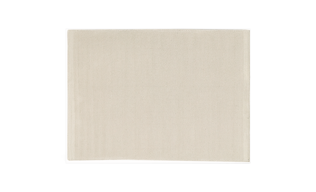 Beige kvadratisk linnedserviet, produktfoto på hvid baggrund.